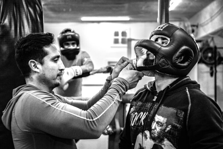 Instructor colocando una protección al luchador