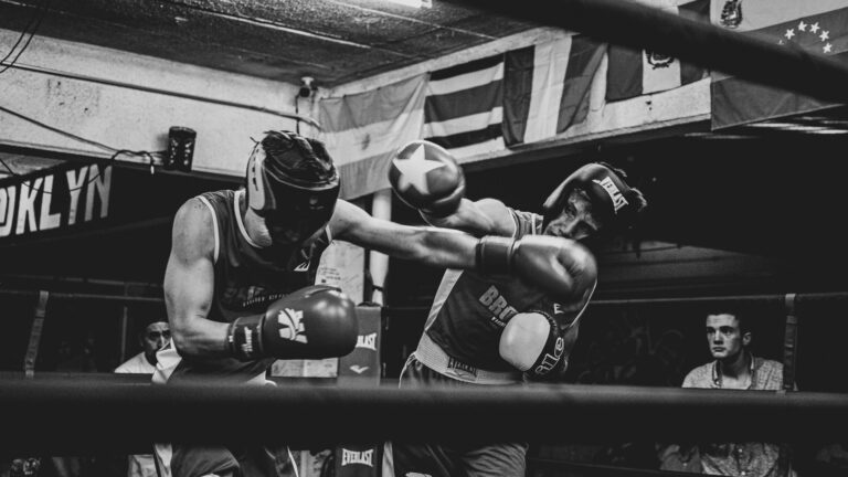 Dos hombres haciendo kickboxing en un ring de Las Condes
