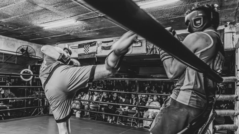 Dos hombres practicando kickboxing en un ring de Las Condes