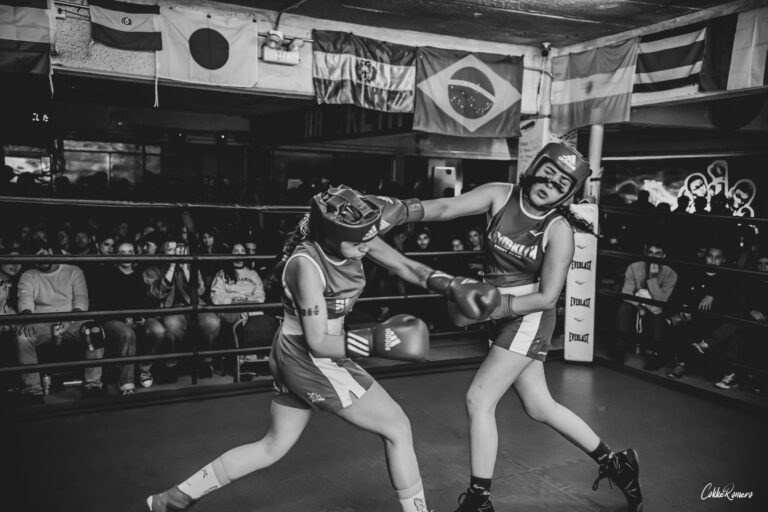 Dos mujeres haciendo boxeo en un ring, acondicionando su cuerpo